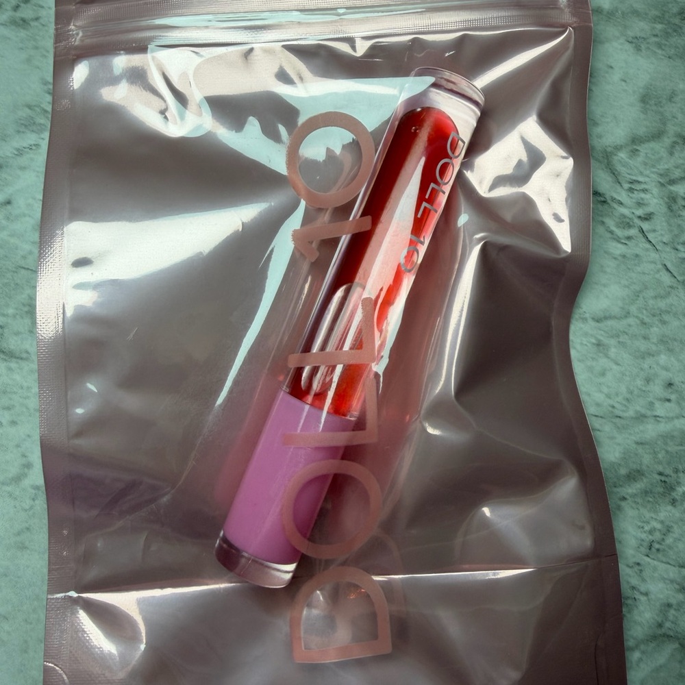 Doll 10 PLUMPING LIP OIL WITH ARNICA AND PEPTIDES in Cherry on top